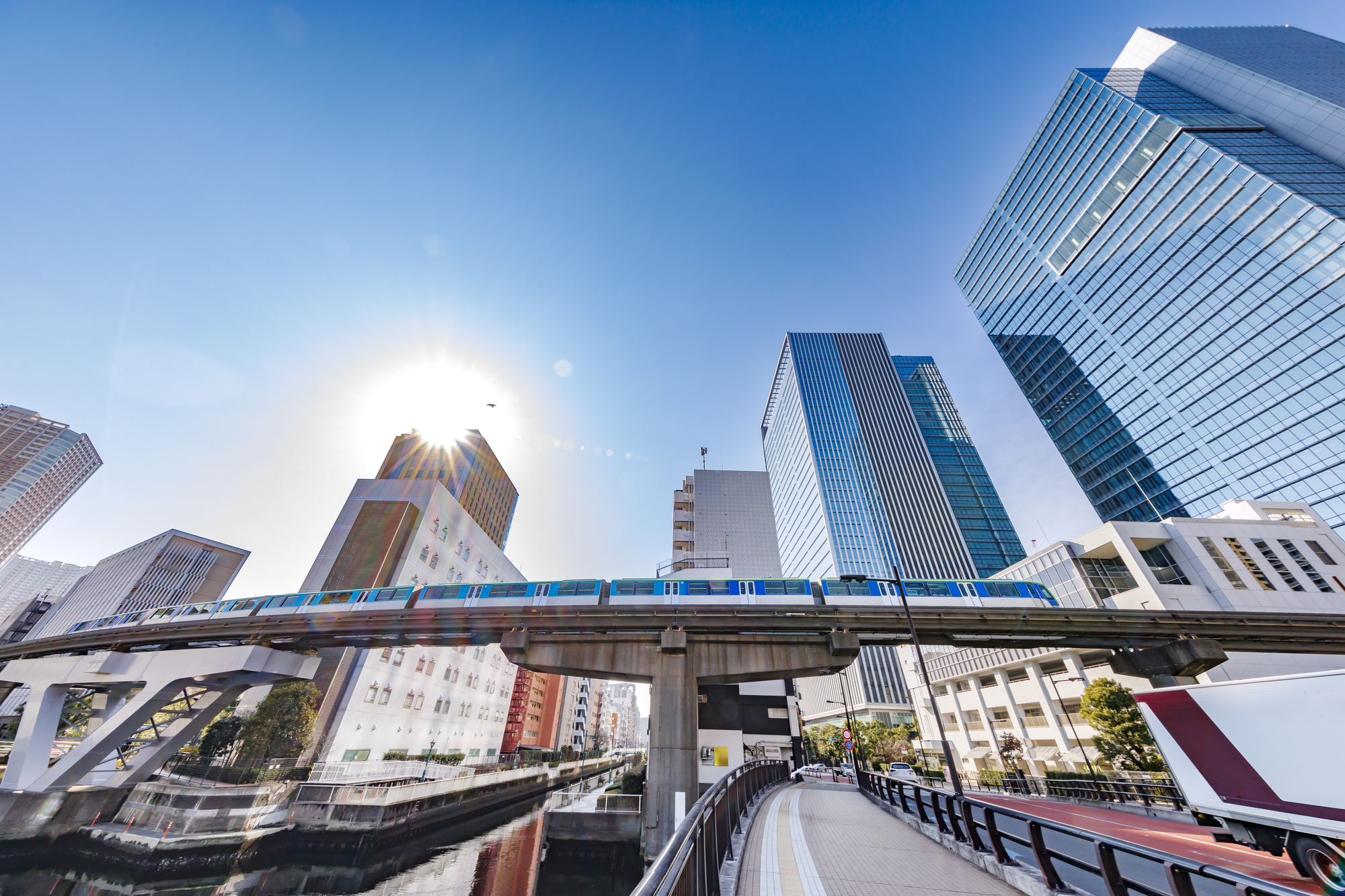 巨大なビルが立ち並んでいる画像