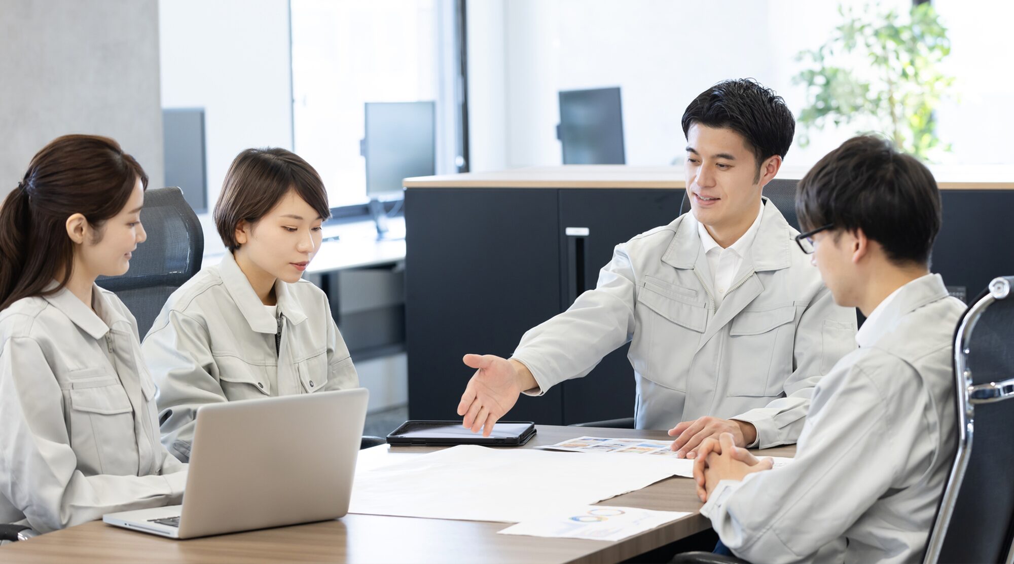 ミーティング中の社員